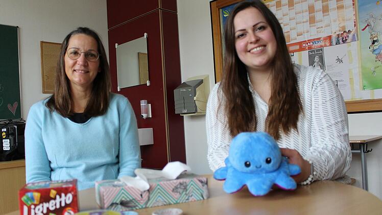Birgit Renner (links) und Carolin Reinhardt arbeiten seit diesem Schuljahr in der Grundschule Bad Brückenau. Foto: Julia Raa