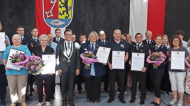 Die Geehrten beim gro&szlig;en Ehrungstag in der Adelsdorfer Aischgrundhalle