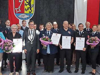 Die Geehrten beim gro&szlig;en Ehrungstag in der Adelsdorfer Aischgrundhalle