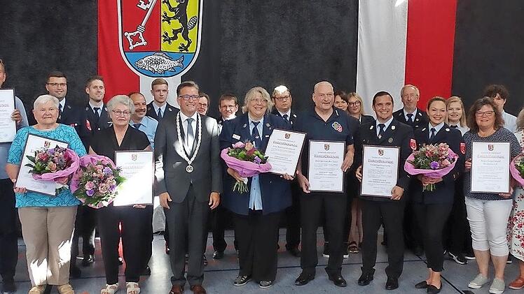 Die Geehrten beim gro&szlig;en Ehrungstag in der Adelsdorfer Aischgrundhalle