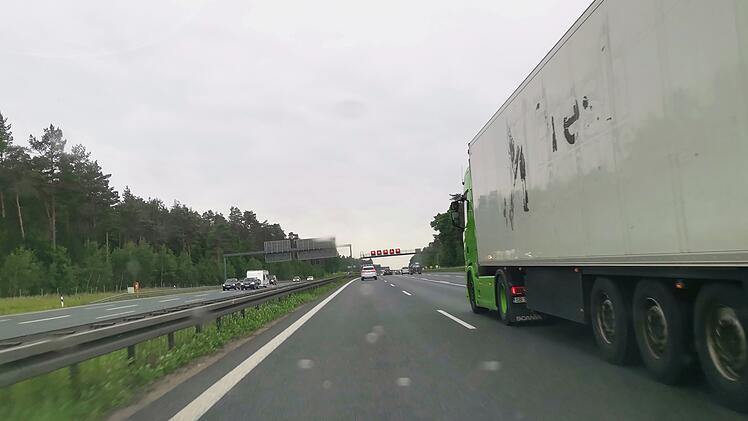 A6 bei Feuchtwangen: Autofahrer schläft bei Überholen von Lkw ein