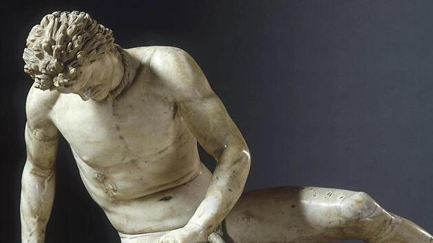 &bdquo;Der sterbende Gallier&ldquo;: eine r&ouml;mische Kopie einer hellenistischen Bronze-Statue von ca. 225 v. Chr., aufgestellt vor der Burg von Pergamon in der heutigen T&uuml;rkei.