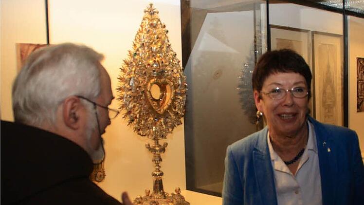 Pater Richard Heßdörfer und Barbara Schock-Werner vor der Monstranz, die Fürstbischof Johann Philipp von Greiffenklau gestiftet hat. Foto: G. Bauer