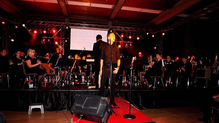 Unterstützt vom über 60-köpfigen Blasorchester unter Leitung von Dirigent Thomas Nees sang Dirk Rückert ein Potpouri der größten Hits von Udo Jürgen