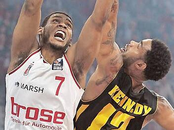 Wer angelt sich den Ball? Mit Ryan Thompson (l.) und DJ Kennedy stehen sich auch heute die besten Werfer ihrer Teams im direkten Duell gegenüber. Foto: sportpress