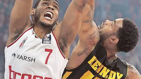 Wer angelt sich den Ball? Mit Ryan Thompson (l.) und DJ Kennedy stehen sich auch heute die besten Werfer ihrer Teams im direkten Duell gegenüber. Foto: sportpress