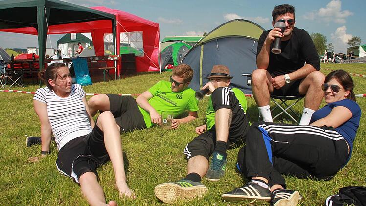Chillen am Zeltplatz: Die Mitglieder des Teams BSC Schnalldioooh