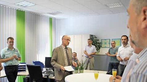 Landrat Wilhelm Schneider (Bildmitte) und VHS-Vorsitzender Holger Baunacher (im Hintergrund rechts) sprachen bei der Einweihung.