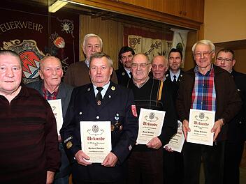 Urkunden für die langjährige Mitgliedschaft in der Feuerwehr erhielten: (vorne v. l.) Kurt Wehner, Josef Röder, Herbert Zwecker, Josef Waldner, Egon Halbig und Toni Schießer; (hinten, v. l.): Michael Straub, Tiemo Stürzenberger, Rainer Wanitschka und Matthias Zwecker. Foto: Gerd Schaar