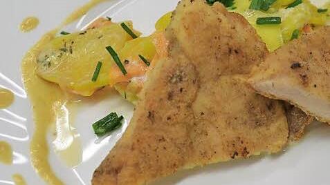 Asien pur: Hähnchen in Erdnusssauce trifft auf Süßkartoffelgratin Foto: Larissa Händel