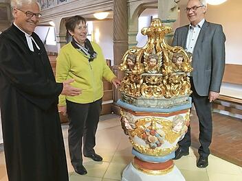Dekan Günther Werner, Mesnerin Babette Kosche und Wolfgang Streit (v. l.) sind angetan von dem neuen Taufstein.  Foto: Paul Pöhlmann