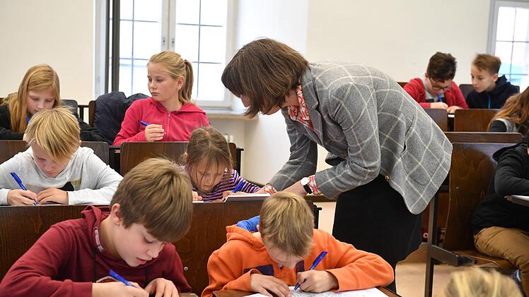 Mit Carmen Enss ging es in der ersten Kinder-Uni-Vorlesung auf eine Reise durch die Baugeschichte der italienischen Stadt Bari. Foto: Ronald Rinklef