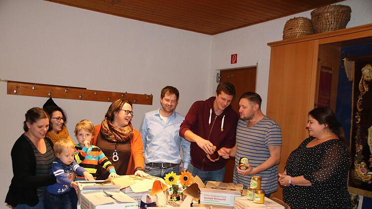 Vertreter der bedachten Kindergärten und Altenheime freuen sich über die Honigspende nach dem Bayerischen Honigtag. Thomas Malz