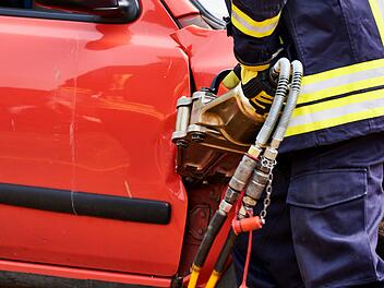 Unfall in Herzogenaurach: Autofahrer nach &Uuml;berschlag von Feuerwehr befreit