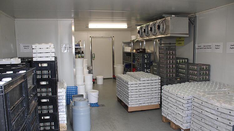 Im Kühlraum lagern die Produkte, bereit zur Auslieferung.