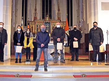 Die Kolpingsfamilie Kronach freut sich über neun Neuaufnahmen. Der Vorsitzende Matthias Simon (Zweiter von links), seine Stellvertreterin Birgit Kestel (links) und Pfarrer Thomas Teuchgräber (rechts) begrüßten "die Neuen".  Fotos: Heike Schülein