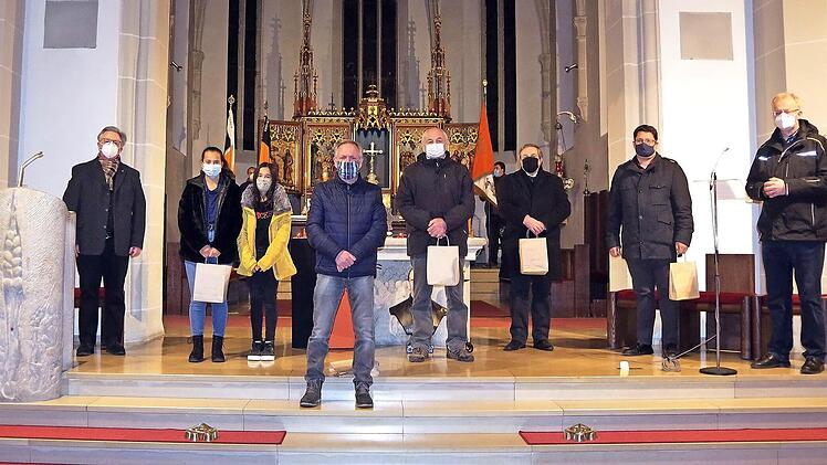 Die Kolpingsfamilie Kronach freut sich über neun Neuaufnahmen. Der Vorsitzende Matthias Simon (Zweiter von links), seine Stellvertreterin Birgit Kestel (links) und Pfarrer Thomas Teuchgräber (rechts) begrüßten "die Neuen".  Fotos: Heike Schülein