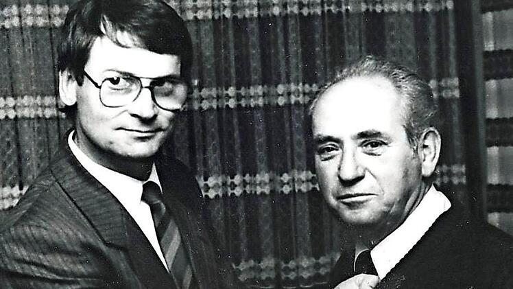 Im März 1985 überreichte der Heimatvereinsvorsitzende Klaus-Peter Gäbelein Richard Tille die Auszeichnung zum Ehrenmitglied. Foto: Archiv