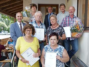 Unser Bild zeigt (unten von links) Margaretha Schoberth, Sonja Kutnar, (Bildmitte von links) Bürgermeister Franz Uome, Otmar und Angelika Büttner sowie Karl Taig, (hinten von links) Helene Weiß, Kreisvorsitzender Günter Reif und Heinrich Weiß.