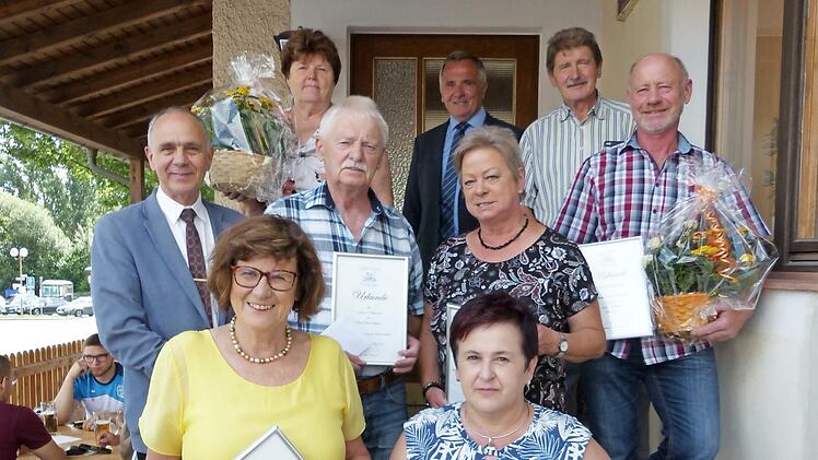 Unser Bild zeigt (unten von links) Margaretha Schoberth, Sonja Kutnar, (Bildmitte von links) Bürgermeister Franz Uome, Otmar und Angelika Büttner sowie Karl Taig, (hinten von links) Helene Weiß, Kreisvorsitzender Günter Reif und Heinrich Weiß.