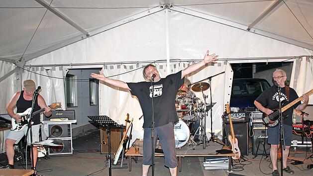 Am 17. Juni spielt das Quartett "BC &sbquo;69" im TECnet Zentrum des Burgkunstadter Kleinkunstverein "TECnet Obermain" die Musik der Hippie-&Auml;ra. Das Bild zeigt (von links) Gitarrist Jan van Springel, S&auml;nger J&uuml;rgen Bergmann, Schlagzeuger Gunnar Ol...