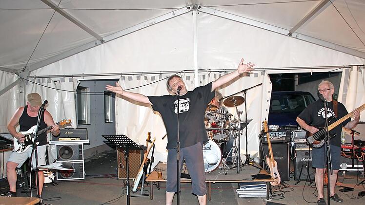 Am 17. Juni spielt das Quartett "BC &sbquo;69" im TECnet Zentrum des Burgkunstadter Kleinkunstverein "TECnet Obermain" die Musik der Hippie-Ära. Das Bild zeigt (von links) Gitarrist Jan van Springel, Sänger Jürgen Bergmann, Schlagzeuger Gunnar Ol...