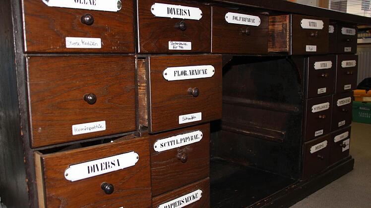 In diesem Apotheker-Schrank in wurden früher Medikamente, aber auch offene Tees, aufbewahrt. Foto: Katja Kölbl