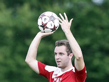 Der Memmelsdorfer Abwehrverbund um Vincent Borgelt muss sich steigern, wenn ein Dreier gelingen soll. Foto: sportpress