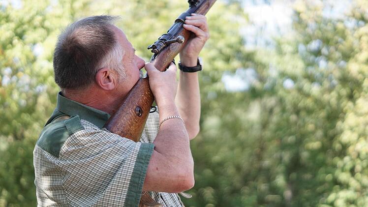 Albert Dresel demonstriert, in welchem Winkel das Salutgewehr ungefähr gehalten wird.Foto: Sarah Dann