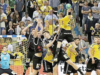 Es geht wieder hoch hinaus: Der HSC 2000 Coburg stellt sich zur neuen Saison seinen Fans im Pokal vor. Erst geht es gegen den TSV Germania Großsachsen und bei einem Sieg winkt das Finale wohl gegen Erstliga-Konkurrenten Wetzlar. Foto: AlbertHöchstädter