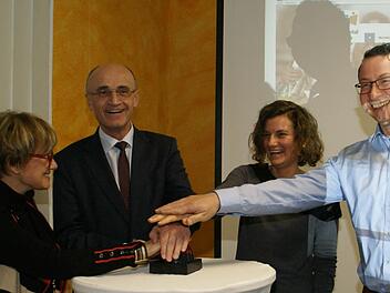 Gemeinsam drückten Schulrätin Ulrike Brech, Landrat Wilhelm Schneider, Bildungs-Coach Julia Hünemörder und Dominik Braunreuther von der Softwarefirma Inovanet (von links) den roten Knopf zum Start des Bildungsportals Haßberge (www.bildungsportal-hassberge.de). Fotos: Sabine Weinbeer