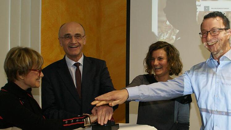 Gemeinsam drückten Schulrätin Ulrike Brech, Landrat Wilhelm Schneider, Bildungs-Coach Julia Hünemörder und Dominik Braunreuther von der Softwarefirma Inovanet (von links) den roten Knopf zum Start des Bildungsportals Haßberge (www.bildungsportal-hassberge.de). Fotos: Sabine Weinbeer