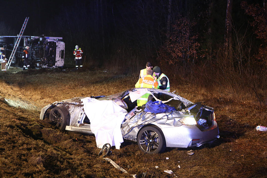 Ein Sportwagen ist auf der A3 kurz vor der Ausfahrt Nürnberg-Nord gegen einen Lkw geschleudert. Der Fahrer stirbt, ein Lkw-Fahrer wird verletzt.