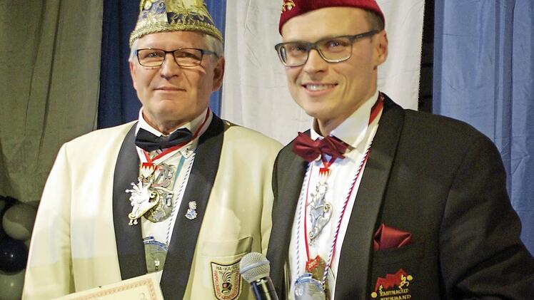 Markus Daum (l.) konnte es nicht glauben. André Köstner (r.) verlieh ihm die höchste FVF-Ehrung, den "Till von Franken".