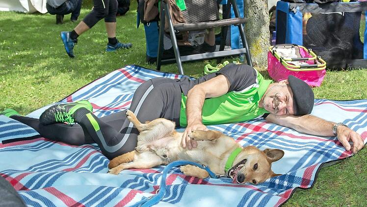 Zwischen den Wettkämpfen des Hundesportturniers beim Verein für Hundesport Wonfurt gönnten sich Hundeführer und Hunde gerne eine kleine Pause. Unser Bild zeigt Charly Menig vom Kyn. Club Schweinfurt 09 mit seinem Hund Antonio.