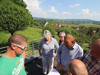 Stefan Schelter vom Bauamt erläutert den Ausschussmitgliedern anhand eines Plans die beantragte Bebauung des Wiesengrundstückes in der Reuther Winzerstraße. Auf Grund der genehmigten Nachbarbebauung wurde dem Antrag nach langer Diskussion zugestimmt.  Foto: A. Oswald