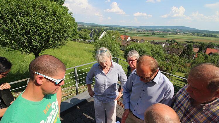 Stefan Schelter vom Bauamt erläutert den Ausschussmitgliedern anhand eines Plans die beantragte Bebauung des Wiesengrundstückes in der Reuther Winzerstraße. Auf Grund der genehmigten Nachbarbebauung wurde dem Antrag nach langer Diskussion zugestimmt.  Foto: A. Oswald