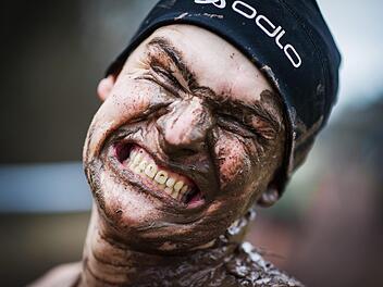 Symbolträchtig. Auch für die Erfahrungen der Läufer mit der Insolvenz des Veranstalters der Braveheart Battle? Für Bilder wie dieses wurde dpa-Fotograf David Wolfgang Ebener ausgezeichnet. Foto: D. W. Ebener/dpa