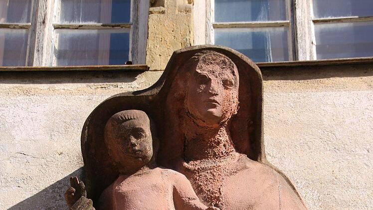 Die Madonnenfigur über dem Eingang zur Marienanstalt. Thomas Malz