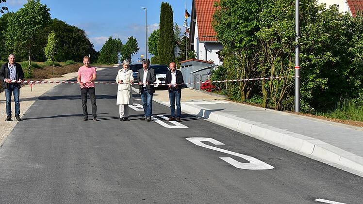 Henrik Mayer, Jürgen Theiler, Regine Bleckmann, Hans-Jürgen Nekolla und Fritz Müller geben die Straße frei. Das Kassler Sonderbord ist rechts zu sehen. Foto: Petra Malbrich