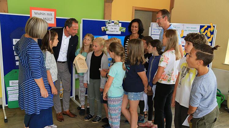 Thorsten Glauber im Gespräch, links, links Schulleiterin Barbara Groh-Eberle, hinten rechts Barbara Zenk und Marcus Steuer in der Grundschule Foto: Franz Galster