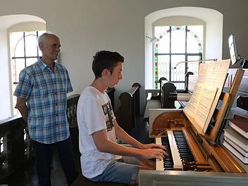 Herbert Ziegler erklärt Dominik Moller die Besonderheiten der Kolitzheimer Orgel. Foto: Barbara Herbst