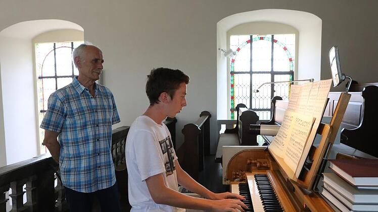 Herbert Ziegler erklärt Dominik Moller die Besonderheiten der Kolitzheimer Orgel. Foto: Barbara Herbst