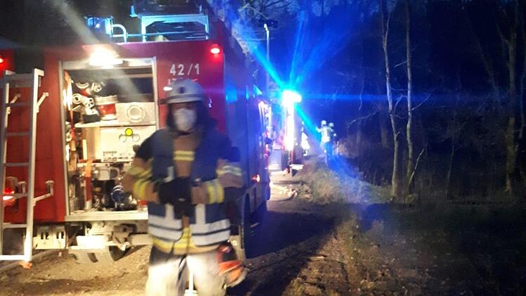 Auch in den Abendstunden musste die Feuerwehr ausrücken. Im Wald bei Jöslein war ein Reisighaufen in Brand geraten.