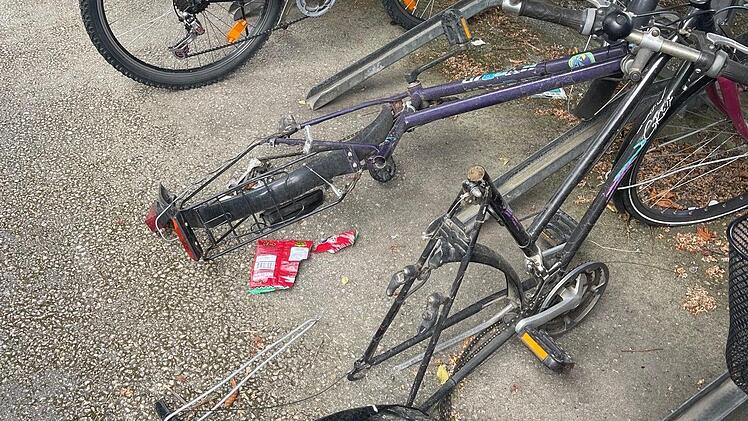 So sieht es in der Fahrradgarage am Burgkunstadter Bahnhof aus. Da hat man ein mulmiges Gefühl, wenn man seinen Drahtesel dort dazustellt. Foto: Jürgen Gärtner