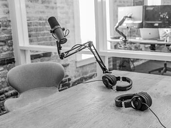 Radio 8 in Trauer: Beliebter Moderator stirbt mit nur 30 Jahren