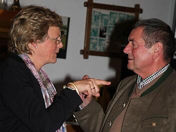 Auch nach ihrem Vortrag nahm sich Monika Hohlmeier noch Zeit, um über die Drogenproblematik zu diskutieren. Hier spricht sie mit dem Seniorenbeauftragten des Landkreises, Erhard Hildner. Foto: Sonja Adam