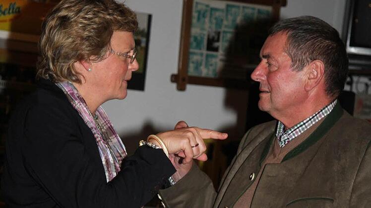 Auch nach ihrem Vortrag nahm sich Monika Hohlmeier noch Zeit, um über die Drogenproblematik zu diskutieren. Hier spricht sie mit dem Seniorenbeauftragten des Landkreises, Erhard Hildner. Foto: Sonja Adam