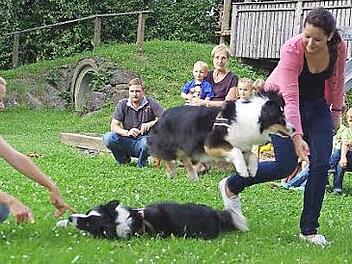 Vor den Augen der Kiga-Kinder legte sich Sammy auf den Boden, damit Ronja über ihn springen konnte.  Foto: Heike Schülein