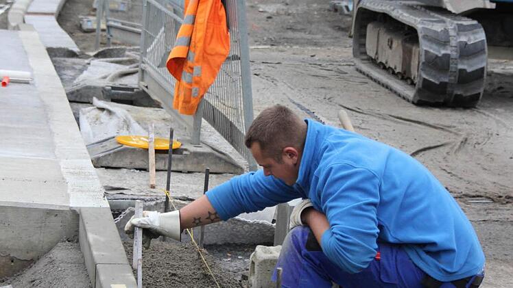 Randsteinplatten an der Brücke in Hummendorf werden gesetzt. Foto: Friedwald Schedel